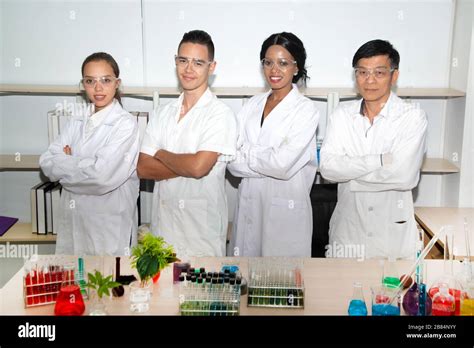 Sonriendo Grupo De Cient Ficos En El Laboratorio Moderno Mezclar