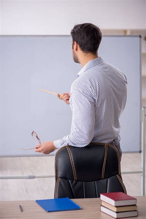 Profesor Joven Sentado En El Aula Imagen De Archivo Imagen De Tutor