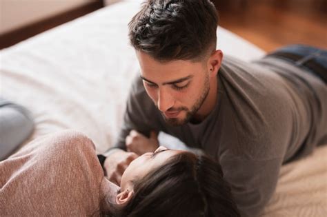 Hombre Mirando Mujer Foto Gratis