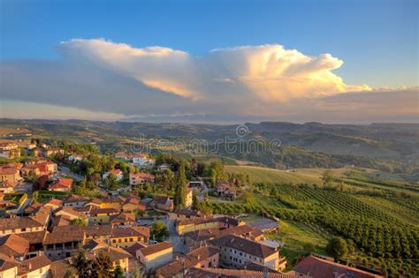 Sonnenuntergang In Piedmont Norditalien Stockbild Bild Von Frech