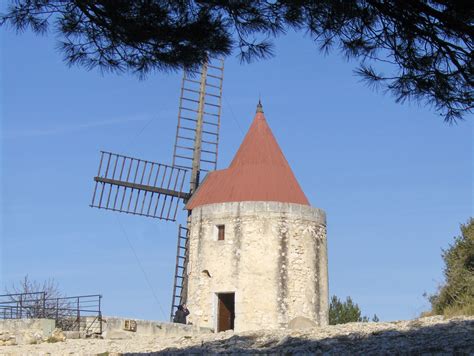 Le moulin d'Alphonse Daudet, Fontvieille Sud De La France, Edificio, Viajes