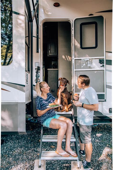 Rv Buyers Guide Getaway Couple