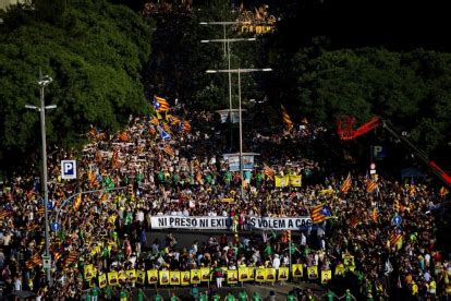 Unes Persones Exigeixen La Llibertat Dels Presos Pol Tics Catalans