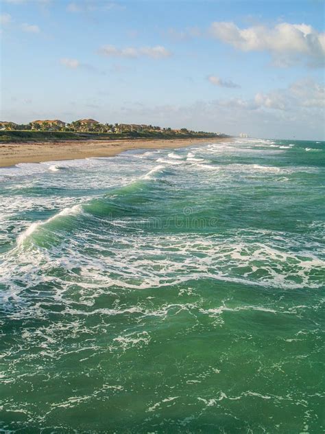 Alta Marea Y Agua Verde De La Turquesa En Juno Beach Imagen De Archivo