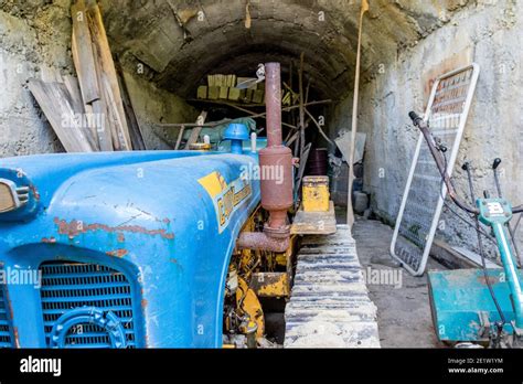 Un Tracteur Bleu Stationn L Int Rieur D Un Bunker R Affect Albanie