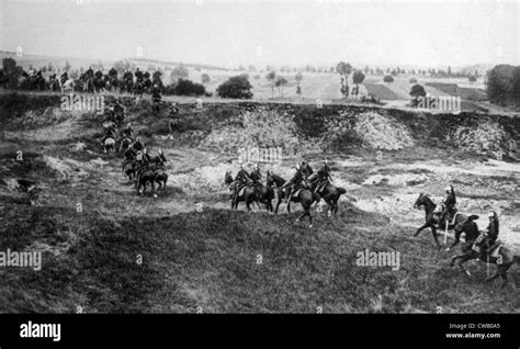 La I Guerra Mundial Una Empresa Francesa De Dragones Pasando Por Detrás De Las Líneas 1915