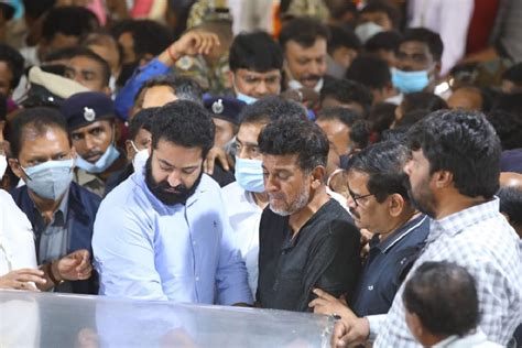 Puneeth Rajkumar Funeral Jr Ntr Gets Emotional During Puneeth Rajkumar