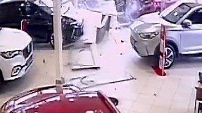 Angry Guest Smashes Car Into Shanghai Hotel Drives Around Lobby Bbc News