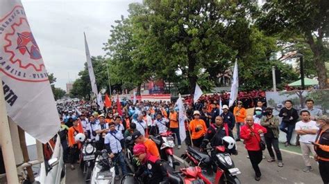 Ratusan Buruh Demo Di Balai Kota DKI Jakarta Tuntut Kenaikan Upah 13