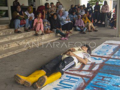 PENYINTAS BENCANA TUNTUT PENYEDIAAN LAHAN HUNTAP ANTARA Foto