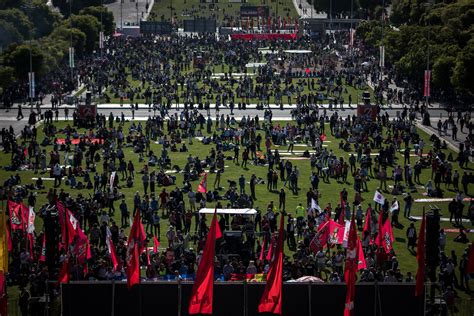 1 º Maio Milhares De Pessoas Rumam Do Martim Moniz à Alameda Em Lisboa