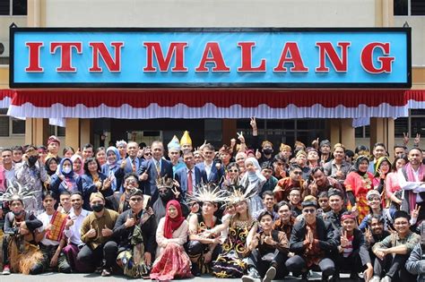 Seru Yudisium Ftsp Itn Malang Mahasiswa Kompak Kenakan Pakaian Adat