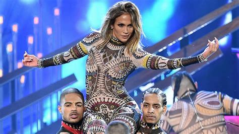 10 Kali Ganti Baju Jennifer Lopez Pamer Tubuh Indah Di AMA 2015