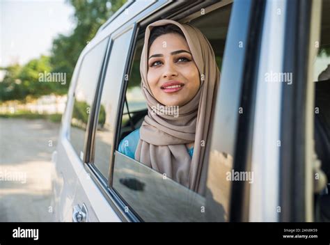 Bella Mujer En Dubai Portando Vestimenta Femenina Tradicional Abaya