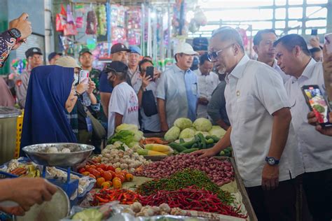 Mendag Tinjau Ketersediaan Dan Harga Bapok Di Pasar Sidomulyo