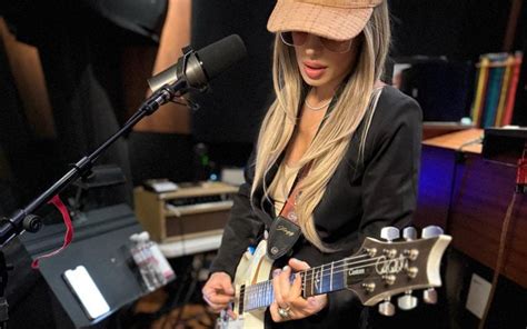 ORIANTHI Compares Her Playing Style To ALICE COOPER Guitarist NITA STRAUSS