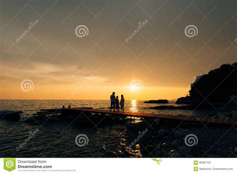 Schattenbild Von Eltern Mit Einem Kind In Meer Familie Auf Dem Strand I