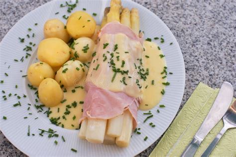 De Gekookte Witte Asperge Met De Ham En De Verse Nieuwe Gekookte Die