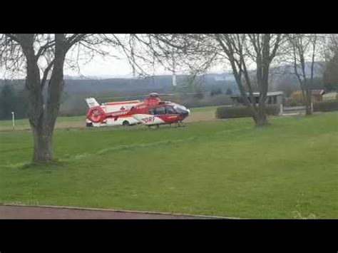 DRF Luftrettung auf Abflug nach Patientenübergabe vom Sportplatz Berg