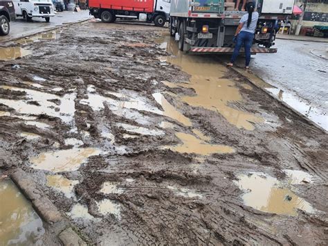 Pedestres E Comerciantes Lamentam Grande Lama Al Deixado Na Rua