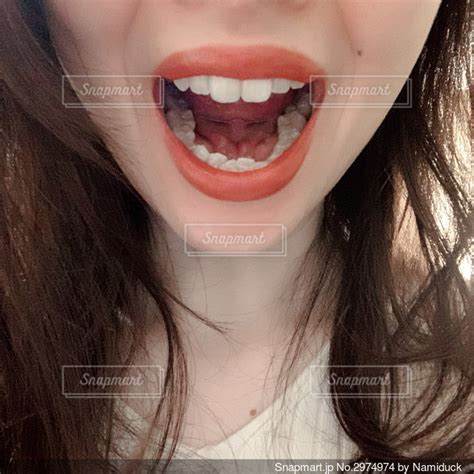 口を開けた女性のクローズアップの写真・画像素材 2974974 Snapmart（スナップマート）