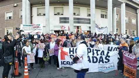 Trabajadores Del Hospital Posadas Realizan Un Paro Activo Para Exigir