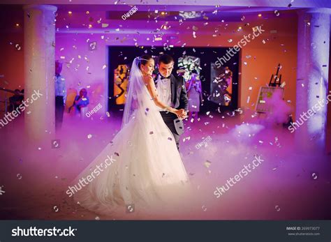 Romantic Dance By Wedding Couple Stock Photo 269973077 | Shutterstock