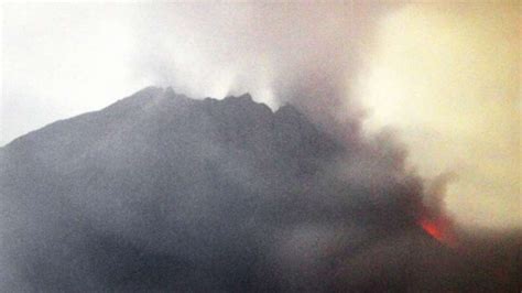 Foto Awan Panas Guguran Gunung Merapi Meluncur Sejauh 1 6 Km