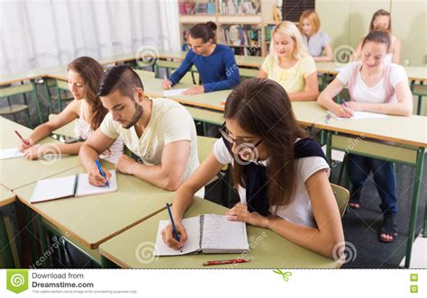 Estudantes Novos Que Estudam Na Sala De Aula Imagem De Stock Imagem