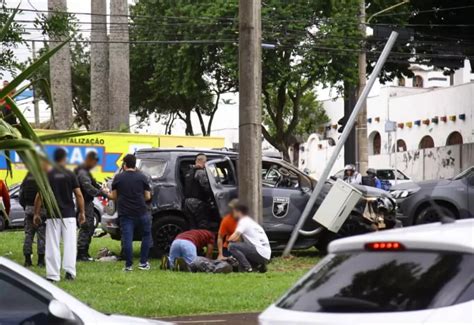 Corsa atravessou Afonso Pena motorista desacordado após atingir