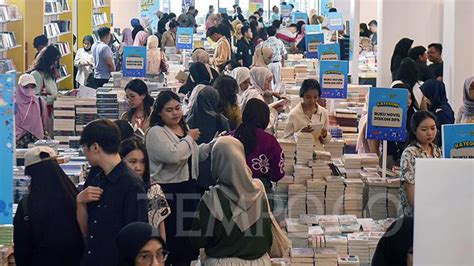 Antusias Pengunjung Bazar Semesta Buku Pesta Literasi Indonesia Foto