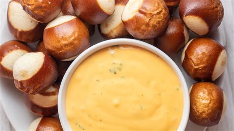 Easy Cheese Dip For Pretzels: Cheesy Pretzel Dipping Sauce