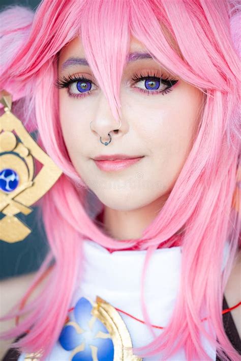 Cosplayer Con Un Disfraz Rosa De Anime Usando Pelo Rosado Imagen De