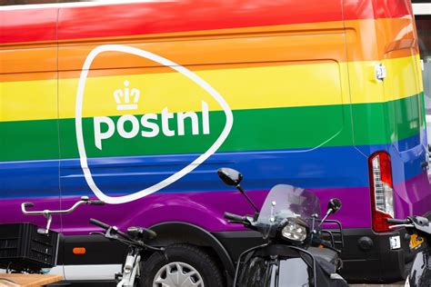postnl bezorger neemt ontslag omdat hij niet  regenboogbus wil rijden