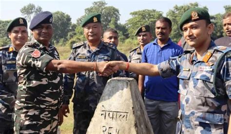 सशस्त्र प्रहरीद्वारा नेपालभारत सीमा स्तम्भको मर्मत कार्यको शुरुवात