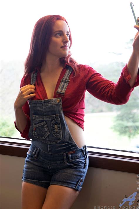 Een Lekkere Milf Met Rood Haar Is Geile Naakte Selfies Aan Het Maken