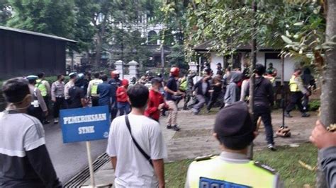 Massa Misterius Berpakaian Hitam Pada Demo Tolak Uu Cipta Kerja Picu