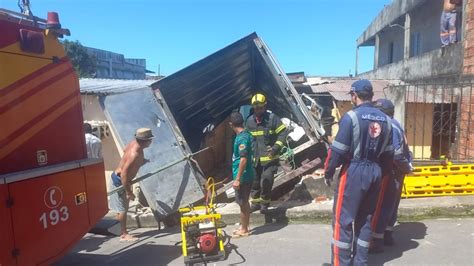 Desgovernado caminhão invade e destrói casa na Zona Norte de Manaus