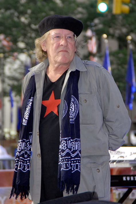 Jefferson Airplane Guitarist Paul Kantner Has Died At Age 74 Closer