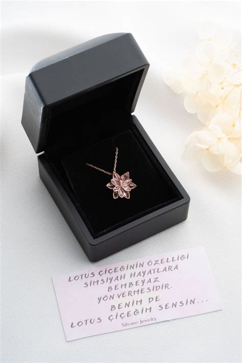 Silvano Jewelry Ayar G M I Kl Kutuda Pembe Lotus I E I Kolye