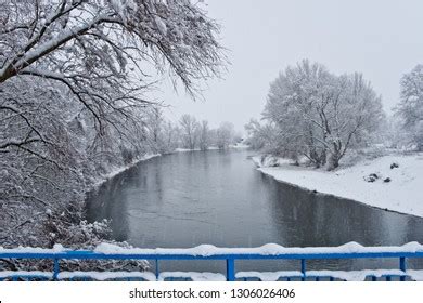 View Gapstow Bridge During Winter Central Stock Photo