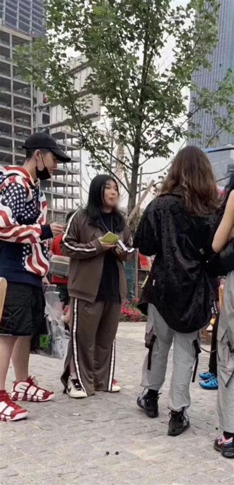 Đăng ảnh selfie chỉnh sửa quá đà hot girl nổi tiếng bị người qua đường bóc mẽ nhan sắc thật