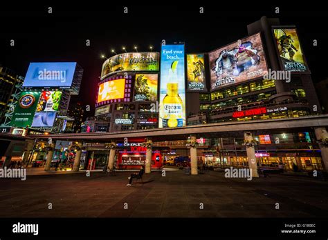 Dundas square toronto night hi-res stock photography and images - Alamy