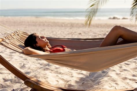 Mujer caucásica disfrutando de su tiempo en la playa con sus amigos en