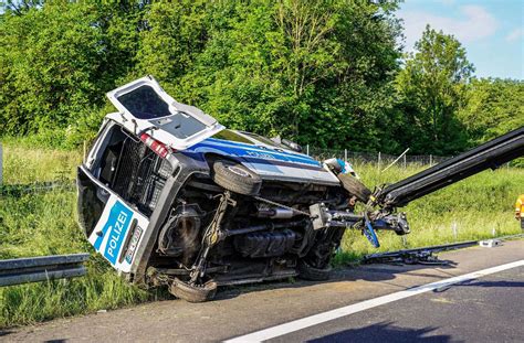 Unfall Auf Der B Bei Ebersbach Polizeifahrzeug Berschl Gt Sich