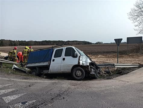 Wypadek samochodu dostawczego z osobowym na DK92 Na miejscu śmigłowiec