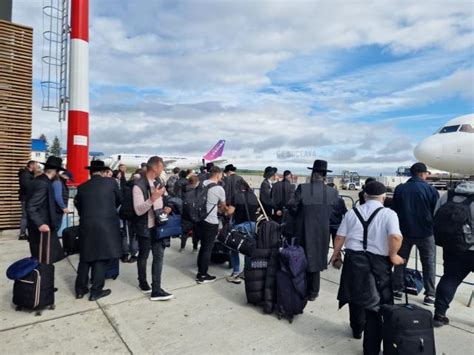 Local Peste De Evrei Hasidici Tranziteaza Aeroportul Suceava La