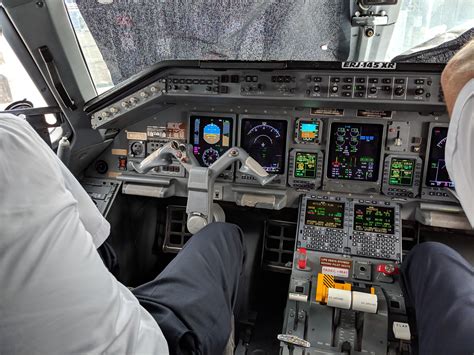 Cockpit of an ERJ-145 : aviation