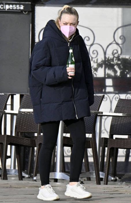 Dakota Fanning Wearing Her Pink Protective Face Mask Out In Venice