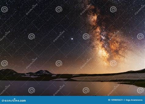 Hermoso Paisaje Nocturno Lago Alpino En Las Antiguas Montañas